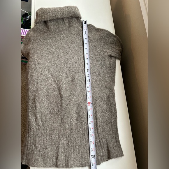 Aritzia Community Wool Turtleneck Sweater - Picture 4 of 8
